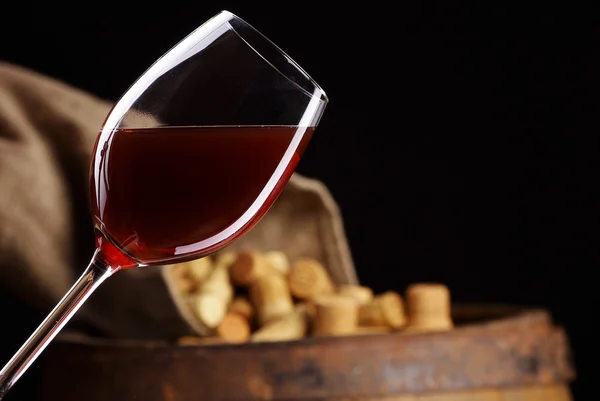 Vino de vidrioLa botella de vino tinto y vidrio y barril —  Fotos de Stock