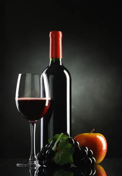 葡萄酒瓶玻璃和水果 — 图库照片