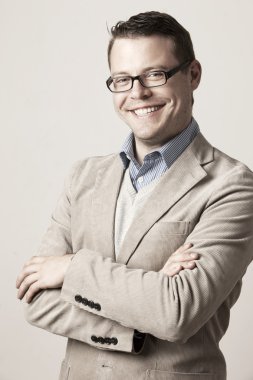 takım elbise ve gözlük gülümseyen yakışıklı delikanlı