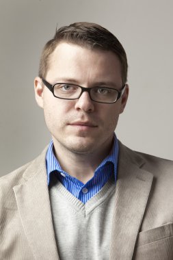 Gözlüklü yakışıklı adam