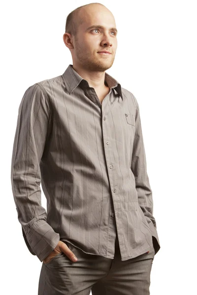 Portrét pohledný mladý muž v neformálním oblečení, stojící nad w — Stock fotografie