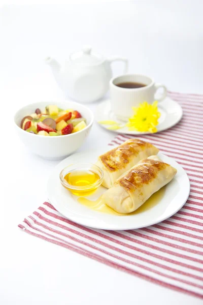 蜂蜜ベリー サラダ、お茶のカップのパンケーキ — ストック写真