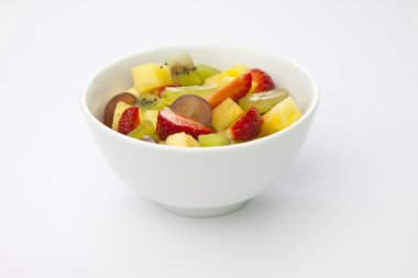 Beyaz arka planda taze meyve salatası