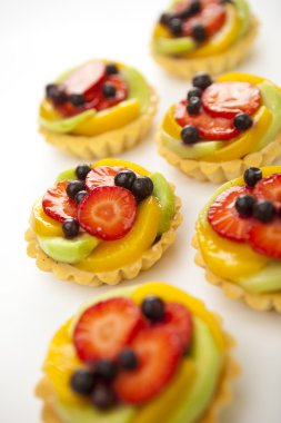 tatlı kek üzerine beyaz izole meyve ile