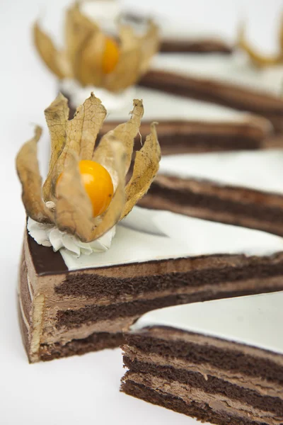 Sobremesa de dois tipos diferentes de chocolate com cereja moída Imagens De Bancos De Imagens