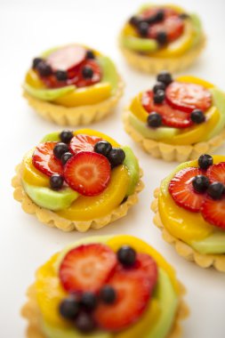 tatlı kek üzerine beyaz izole meyve ile