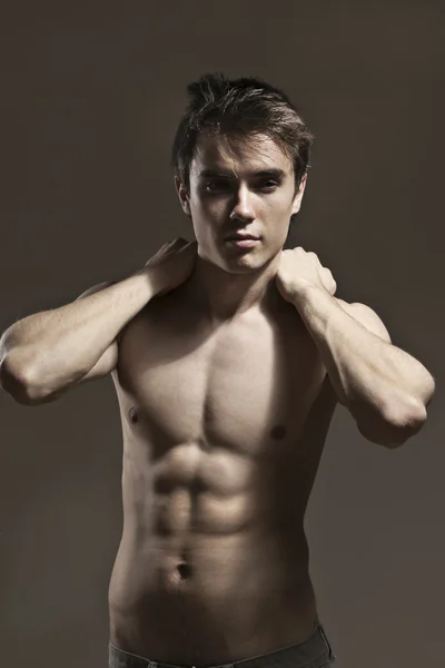 Здоровый мускулистый молодой человек — стоковое фото
