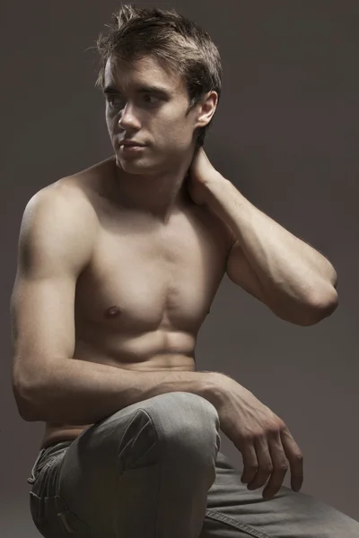 Smuk sporty mandlig model med stor kropsbygning, tatovering på hans - Stock-foto