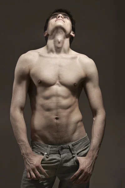 Sunn, muskuløs ung mann – stockfoto