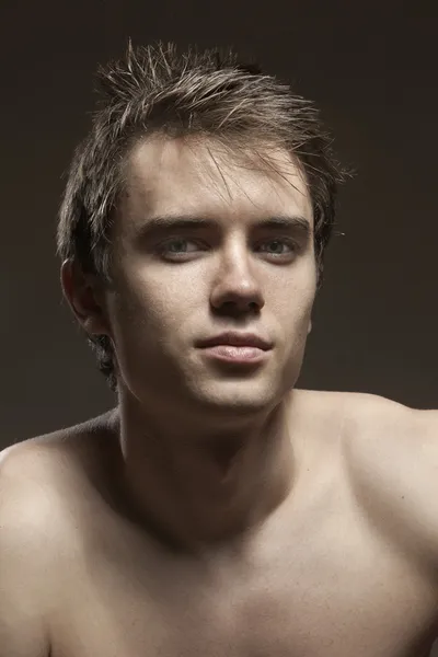 Portret van een jonge man met naakte torso — Stockfoto