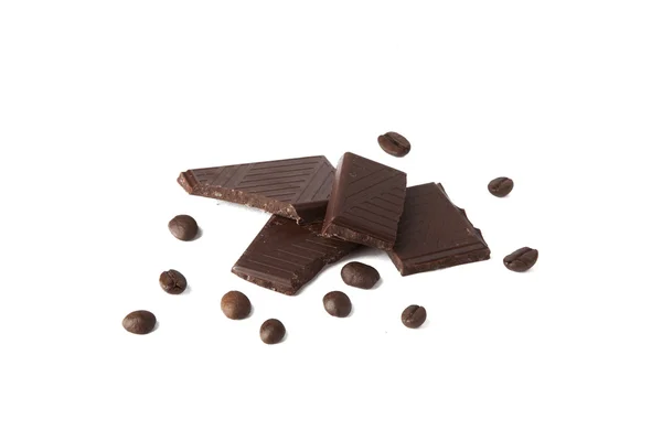 Barra de chocolate rota y granos de café sobre un fondo blanco Imagen de stock