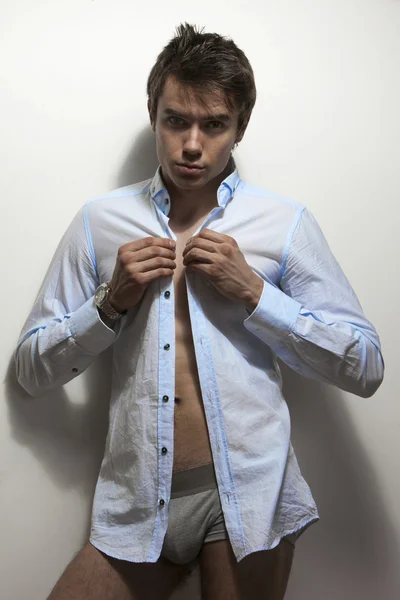 Szexi férfi fitness modell a rövid nadrág és a kék ing — Stock Fotó