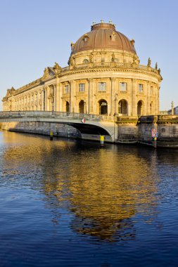 güneşe karşı karşıya