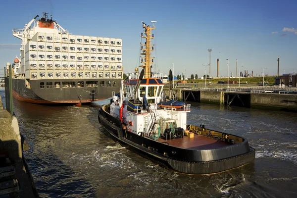 konteyner gemisi ve bir römorkör tekne