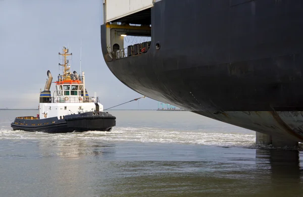 Maneuvering ship and tugboat — Stock Photo, Image