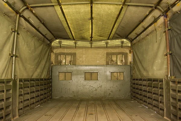 bir ordu kamyonu içinde