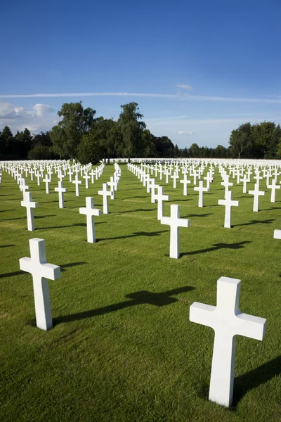 Кладбище Второй мировой войны с белыми крестами — стоковое фото