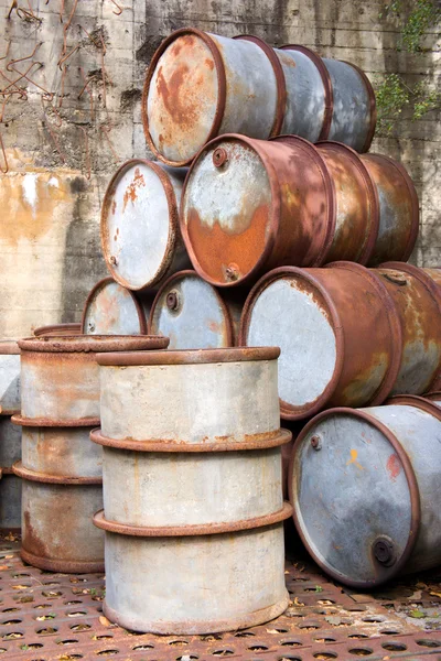 Ржавые нефтяные барабаны — стоковое фото
