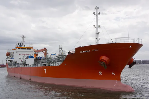 Chemicaliëntanker aanleggen in de haven Rechtenvrije Stockafbeeldingen