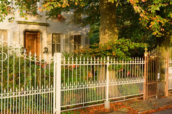 Дом с садовой оградой — стоковое фото