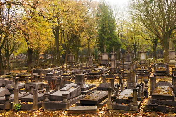 Cementerio en otoño — Foto de Stock