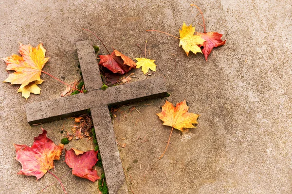 Sonbahar yaprakları ile Mezar