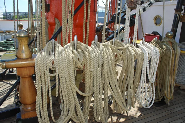 Мотузки пов'язані між собою на вітрильному човні — стокове фото