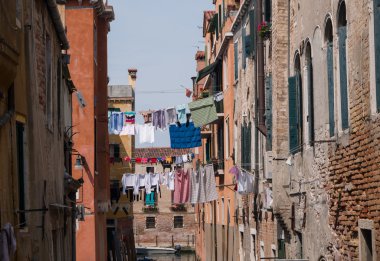 Çamaşırlar kurumaya bırakılmış.