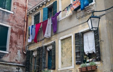 kuruması için dışarı asılı yıkama