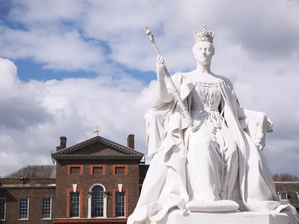 Estatua de william iii frente al Palacio de kensington, Londres — Stok fotoğraf