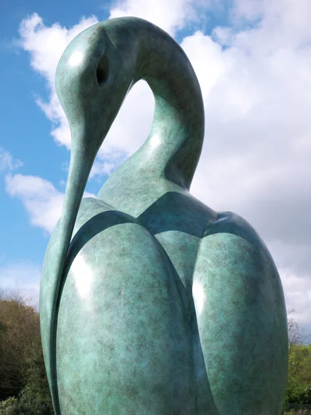 天鹅雕塑在伦敦肯辛顿花园 — 图库照片