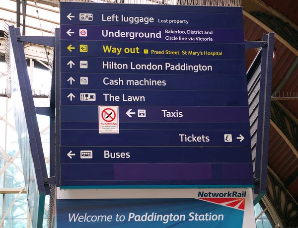 Informationstafel am Paddington Bahnhof in London — Stockfoto