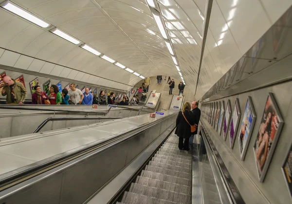 Rulltrappan i Londons tunnelbana — Stockfoto