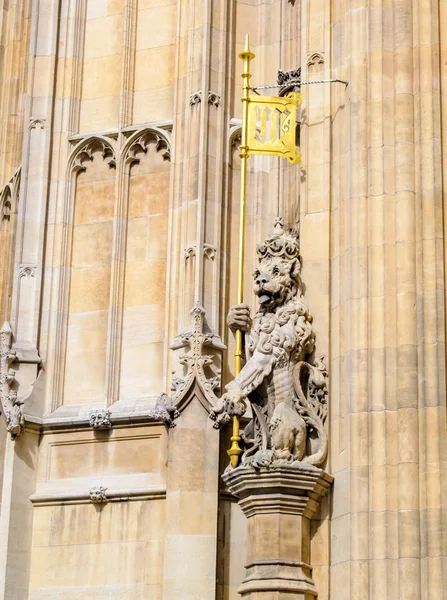 León real en las Casas del Parlamento — Foto de Stock