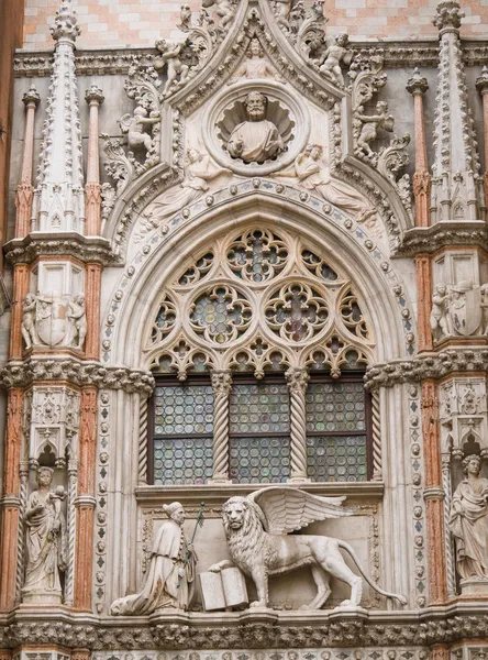 Sculpture of doge and lion on one of the portals of the Doge — Stock Photo, Image
