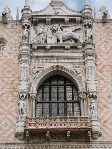 Escultura en la fachada oeste del Dux —  Fotos de Stock