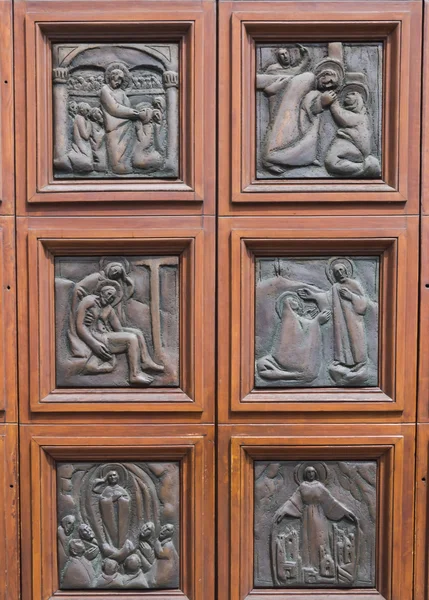Дверь собора — стоковое фото