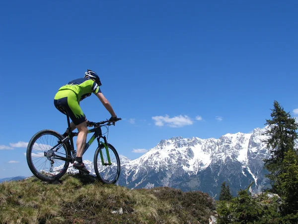 Mountainbiker w Alpach — Zdjęcie stockowe