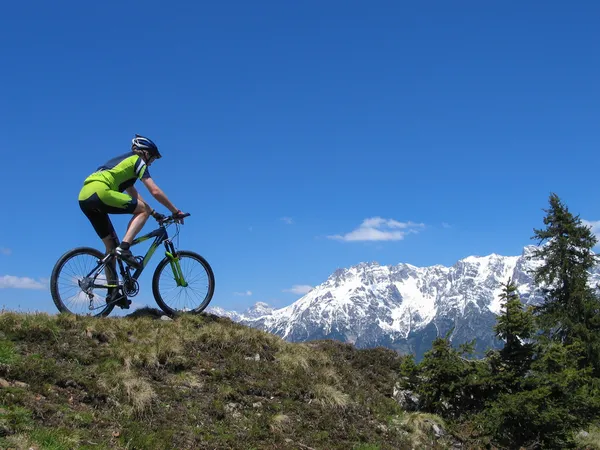 Biciclista de montanha nos Alpes — Fotografia de Stock