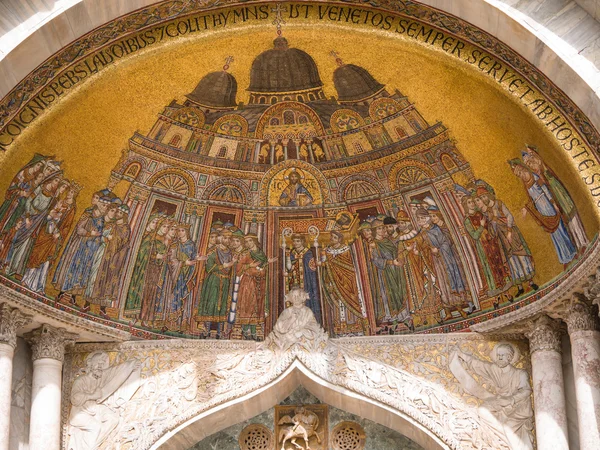 Facade mosaics at St. Mark's Cathedral of Venice — Stock Photo, Image