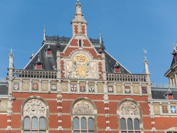 Екстер'єр головного залізничного вокзалу в Амстердамі — стокове фото