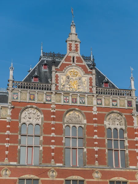 Buitenkant van het centraal station in amsterdam — Stockfoto