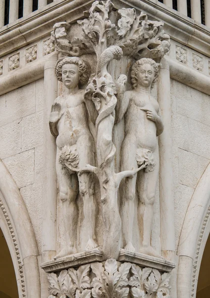 Capital de la columna adornada en el Palacio Ducal, Venecia —  Fotos de Stock