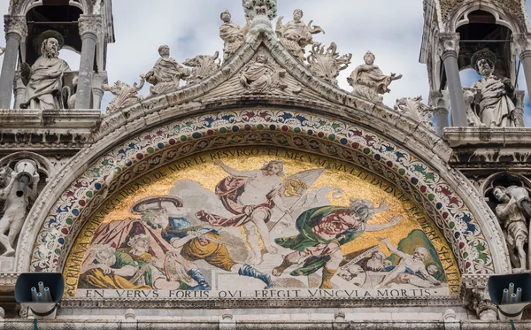 Mosaicos de fachada en la Catedral de San Marcos de Venecia — Foto de Stock