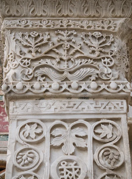Coluna esculpida intricavelmente — Fotografia de Stock