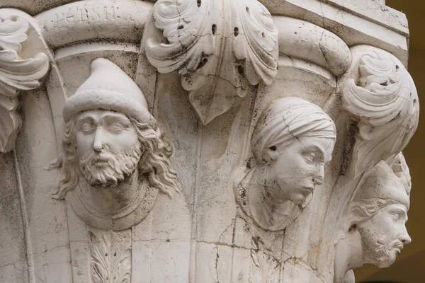 Ornate column capital at Doge 's Palace, Veneza — Fotografia de Stock