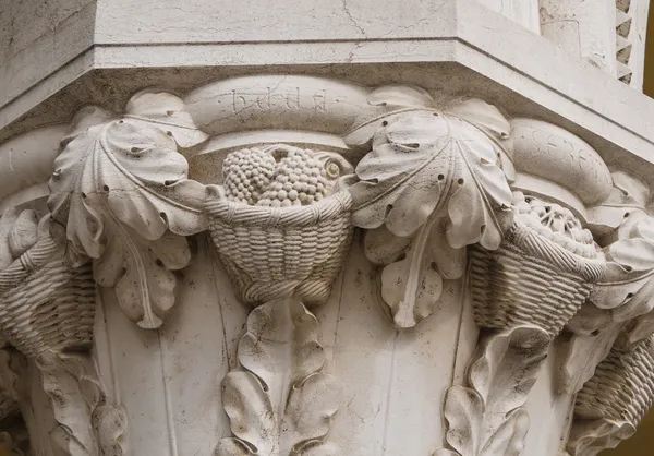 Zdobené sloupce kapitál na Dóžecí palác, Benátky — Stock fotografie