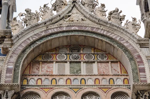 Maurische Bögen an der Fassade der Markusbasilika in Venedig — Stockfoto