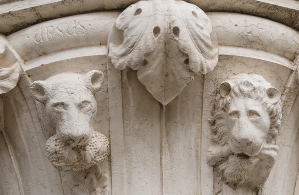 Utsmyckade kolumn huvudstaden vid Dogepalatset, Venedig — Stockfoto