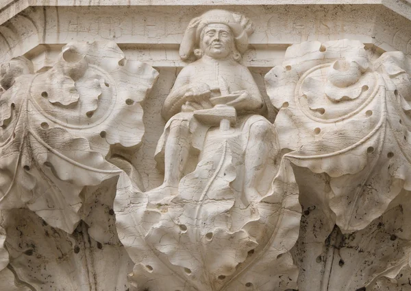 Capital de la columna adornada en el Palacio Ducal, Venecia —  Fotos de Stock